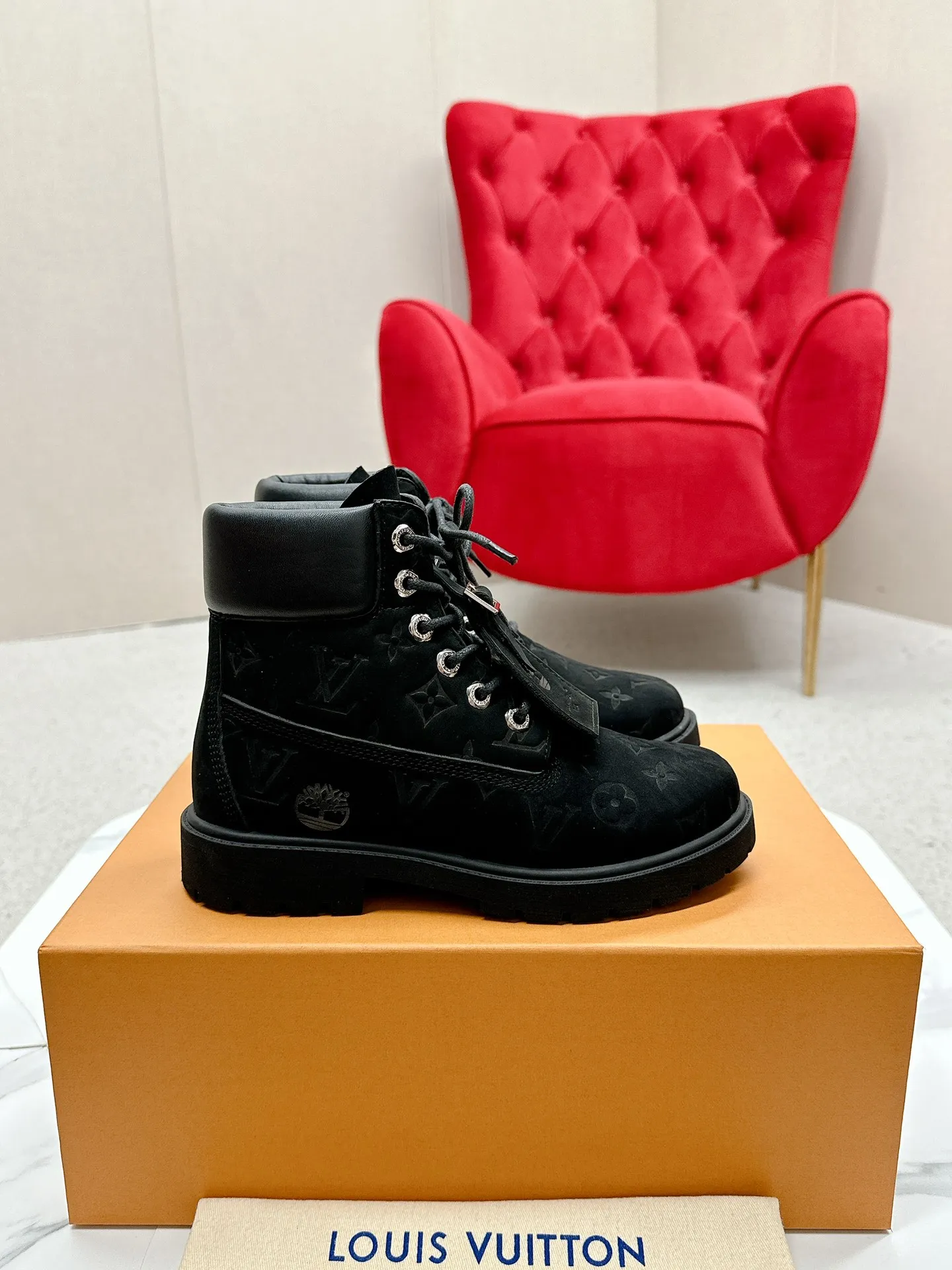 👟👟Ex-factory price 700👟👟 LV’s unbeatable co-branded Martin boots grandly launch Louis Vuitton x Timberland boots. LV x Timberland Timberland co-branded presbyopic rhubarb boots and ankle boots. LV x Timberland ankle boots are made of Monogram embossed waterproof nubuck cow leather. Relying on the brand's exquisite craftsmanship, the classic Timberland 6-inch boot shape is carefully reshaped in Italy, making an eye-catching appearance in American workwear style. Women's size 35-40 (41 is custom-made and non-refundable)
